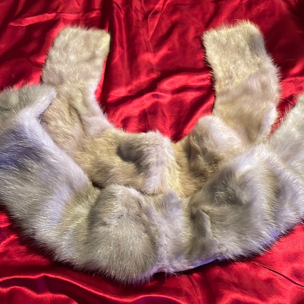 2 fur collar pieces